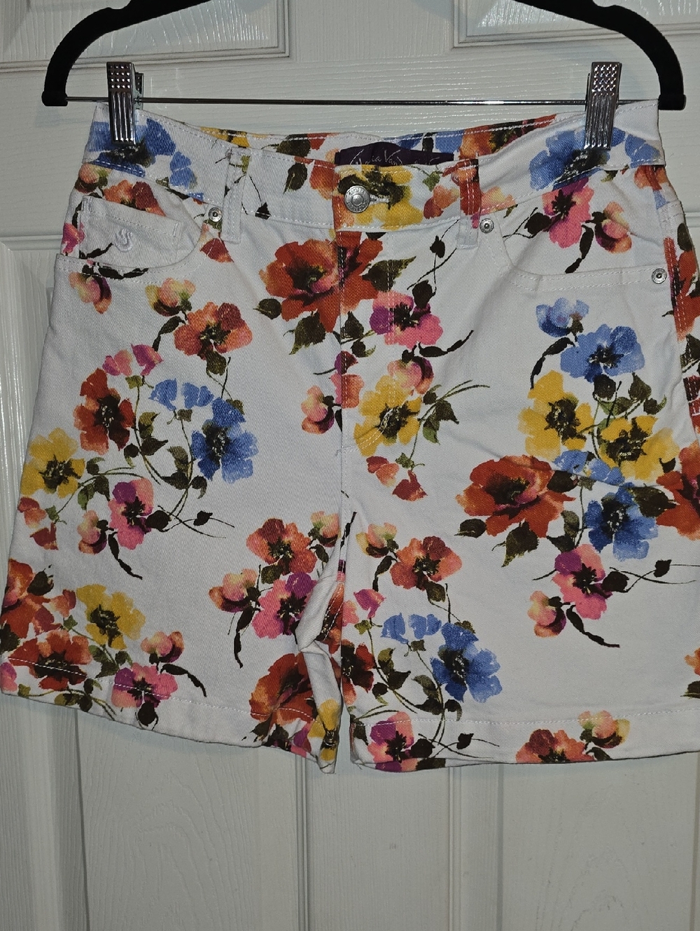 Gloria Vanderbilt White Floral Bermuda Shorts - Multicolor Blooms
